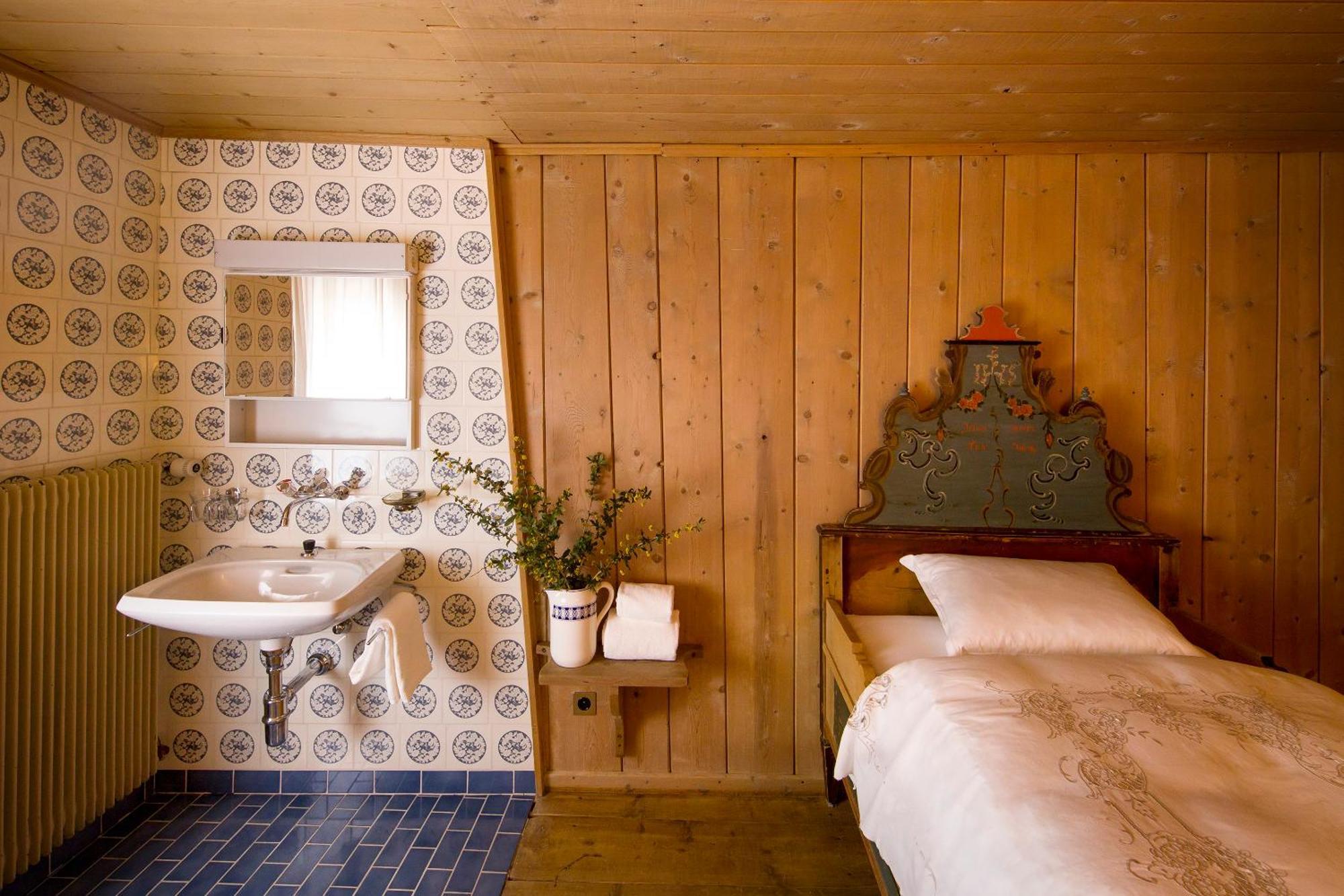 Hotel Chasa Chalavaina Müstair Habitación foto