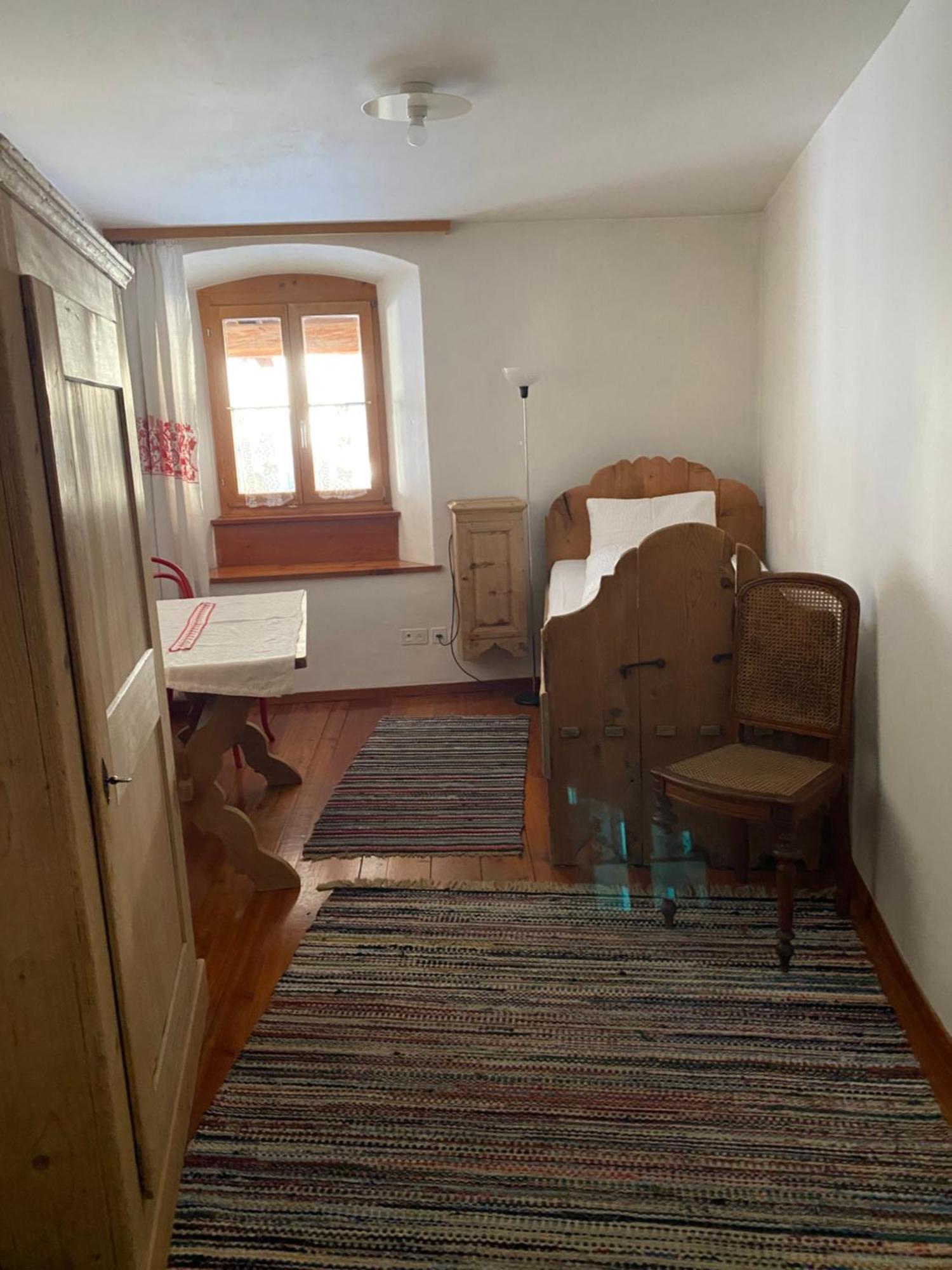 Hotel Chasa Chalavaina Müstair Habitación foto